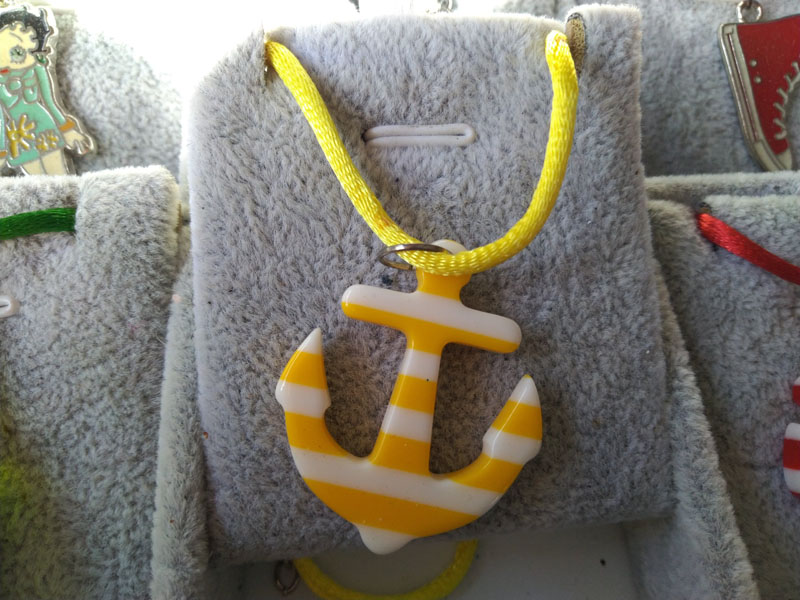 Collier pin up ancre marinejaune